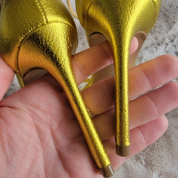 Leather Ankle Strap Sandal, size 6.5 metallic yellow gold - Picture 6 of 9